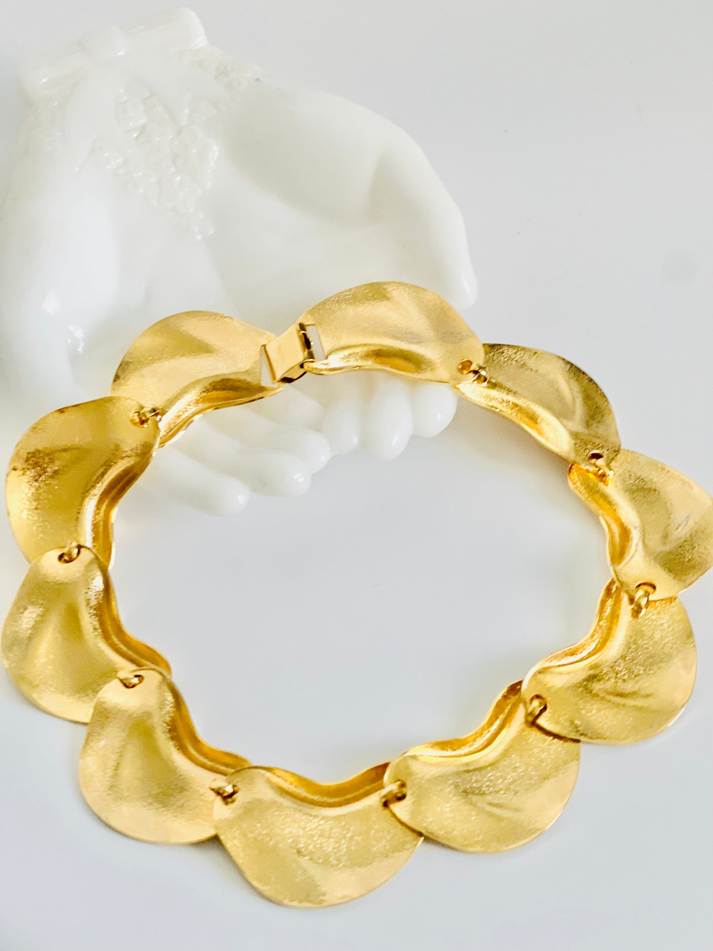 Vintage Gold Tone Chunky Scalloped Collar Necklace