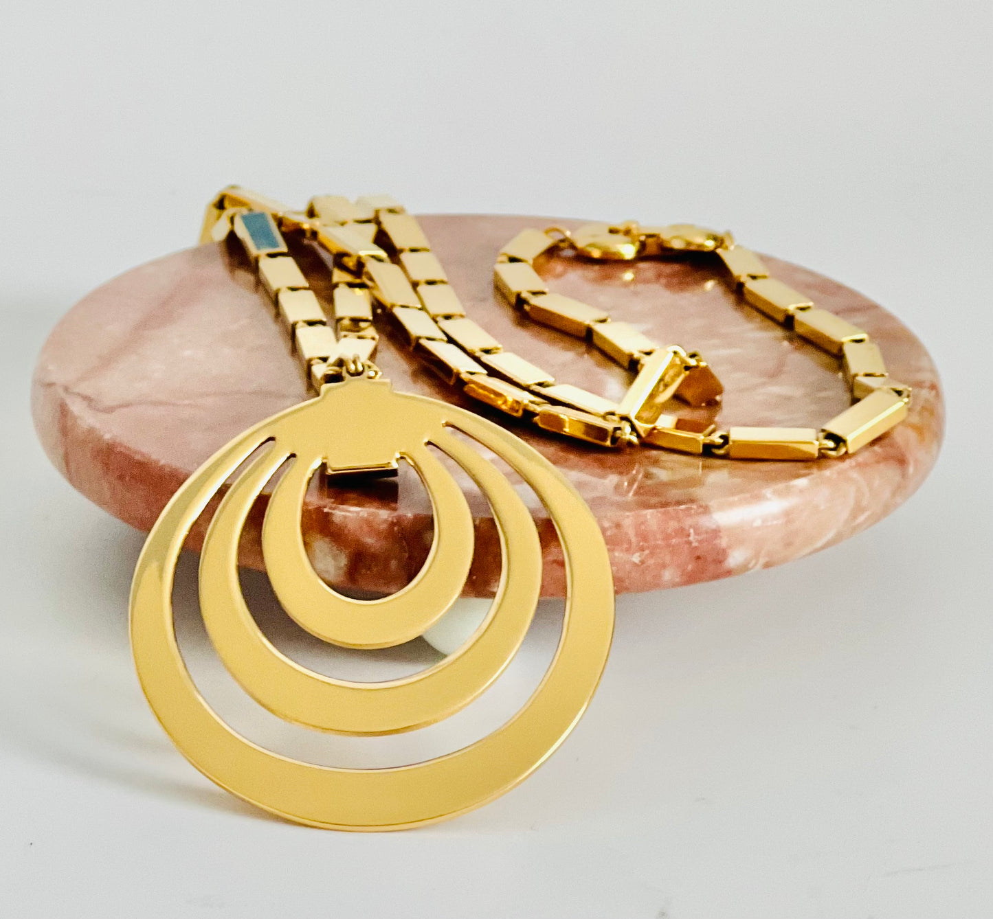 Vibrant 1966 Monet Tournee Gold Tone Pendant Necklace
