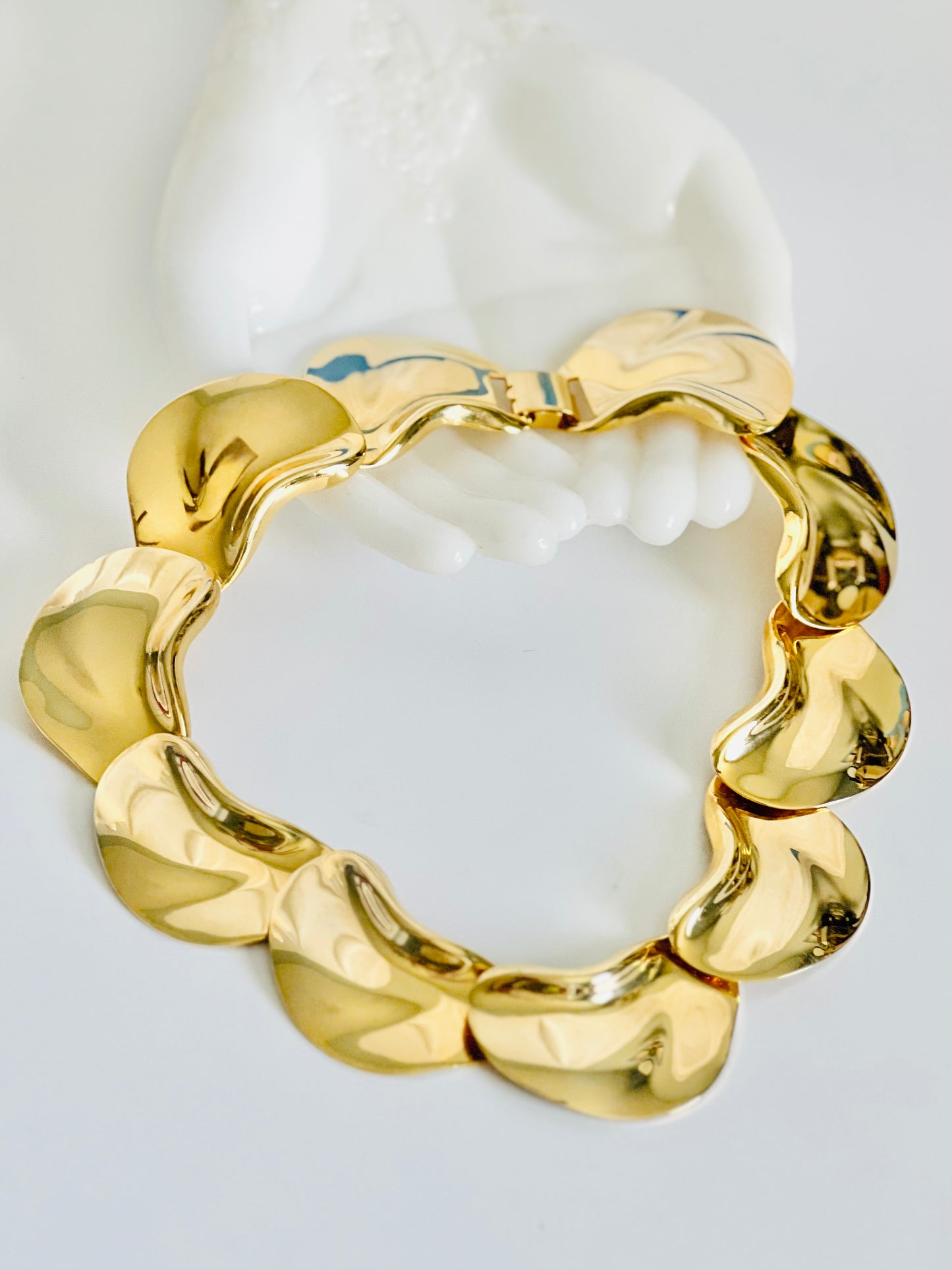 Vintage Gold Tone Chunky Scalloped Collar Necklace
