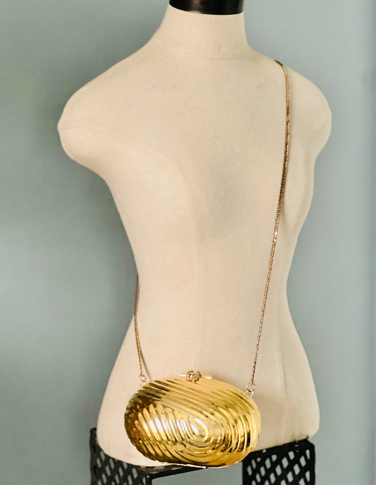 Vintage Gold Clamshell Crossbody Oval Purse with Chain Strap
