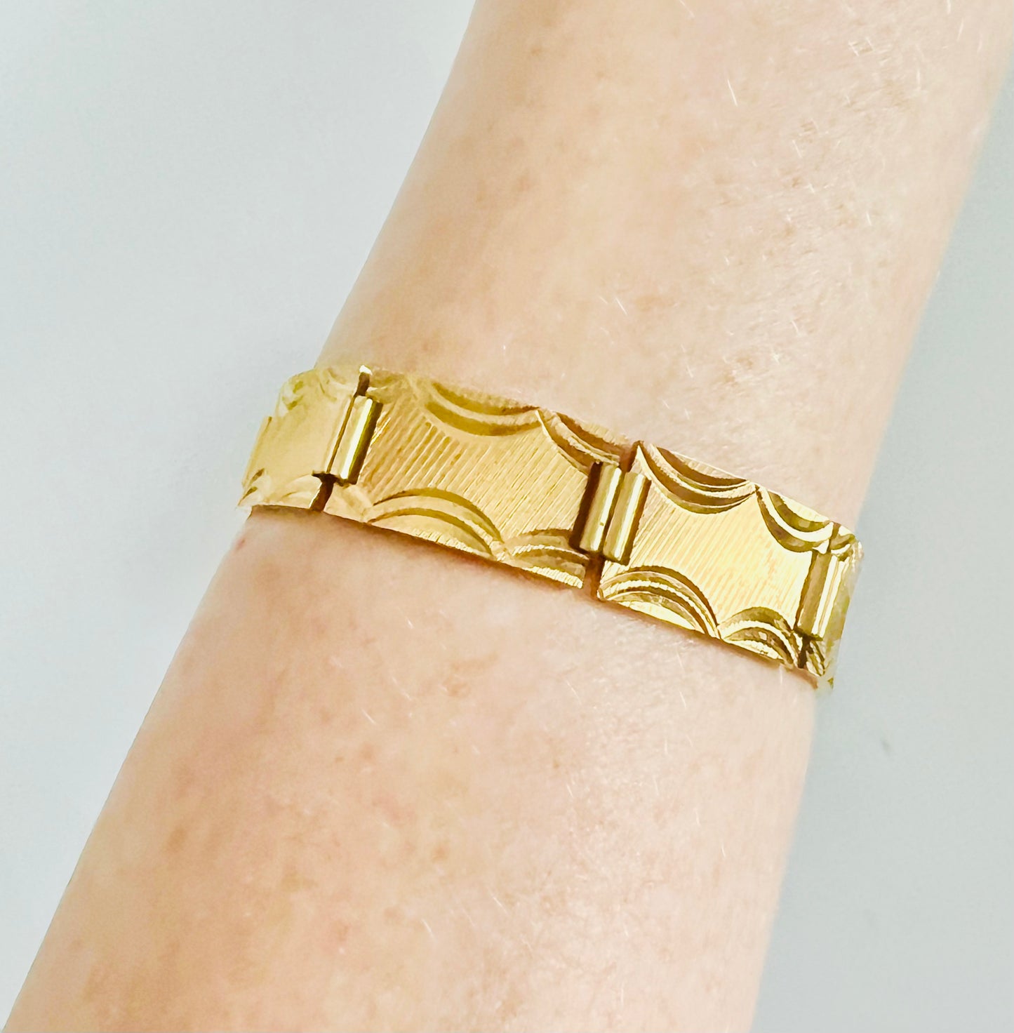 Vintage Gold 1970s Scalloped Link Anson Bracelet