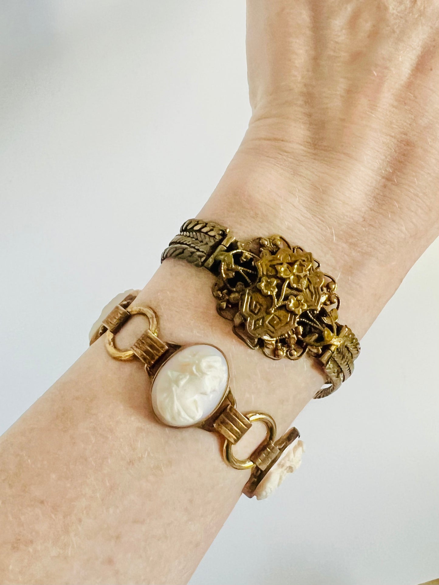Hand Carved 1940s Shell Cameo Gold Filled Link Bracelet