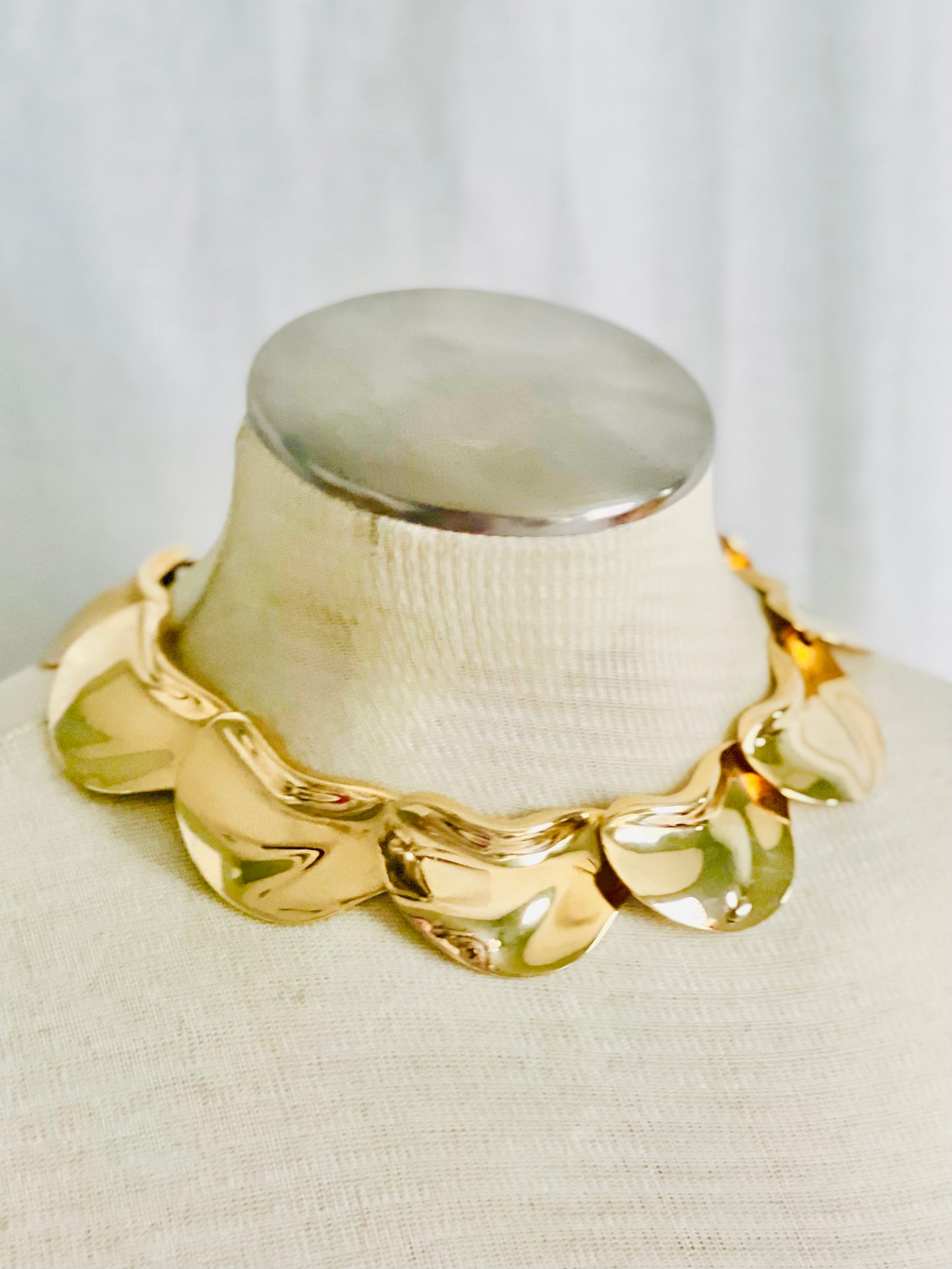 Vintage Gold Tone Chunky Scalloped Collar Necklace