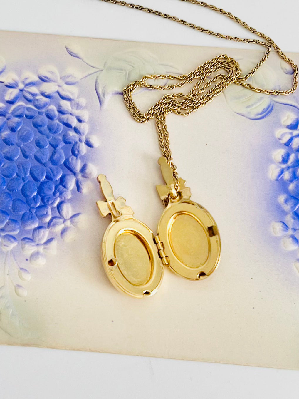 Vintage Amway Gold Mirror Style Locket Necklace