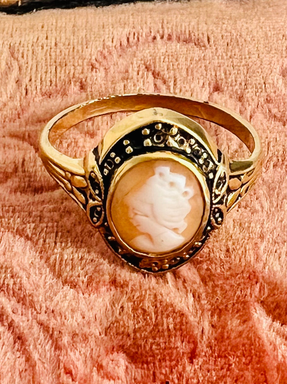 Vintage Gold Tone Cameo Antique Style Ring